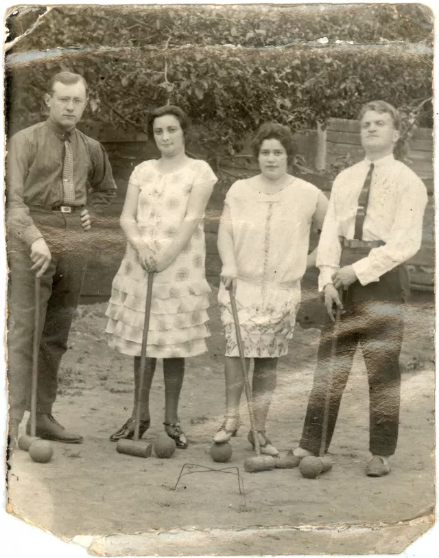 Abram and Iakov Meyerovich with their wives