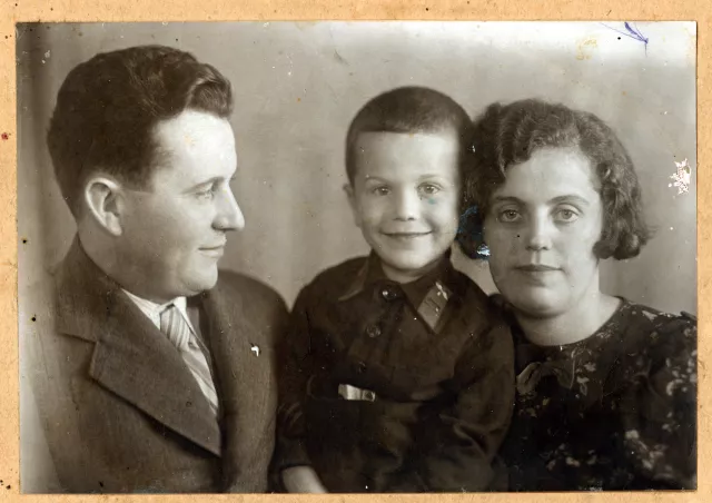 Serafima Staroselskaya's aunt Sonya Rakhman with her husband Yefim and son Ilya Rakhman