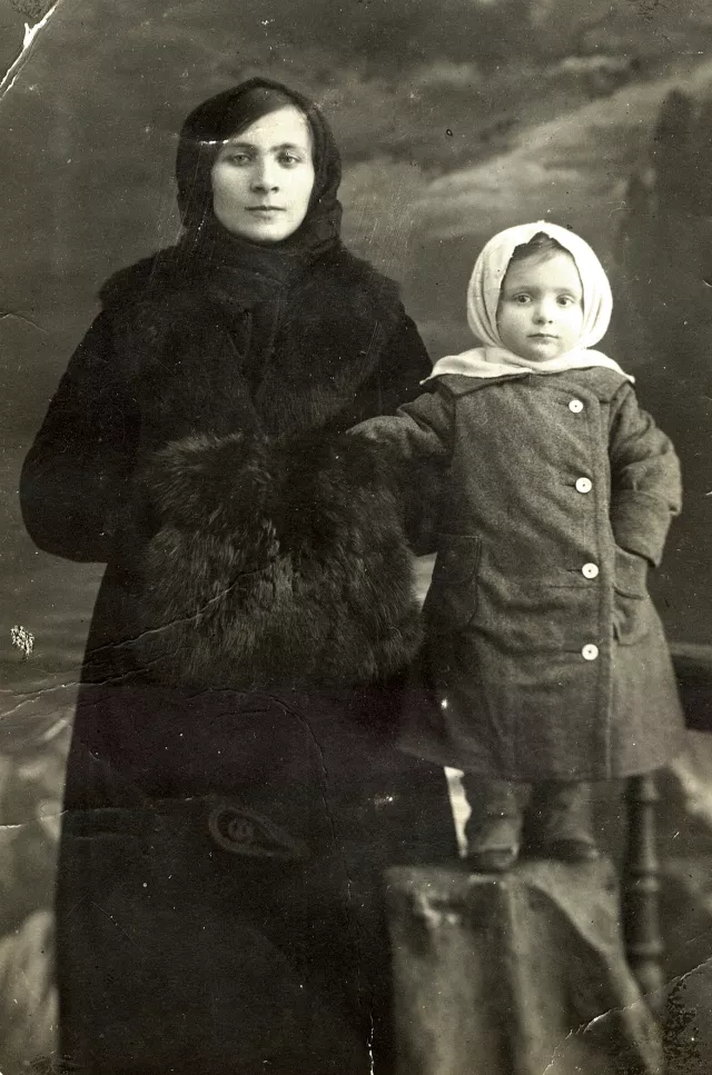 Sima Shvarts with her mother Risya Shvarts