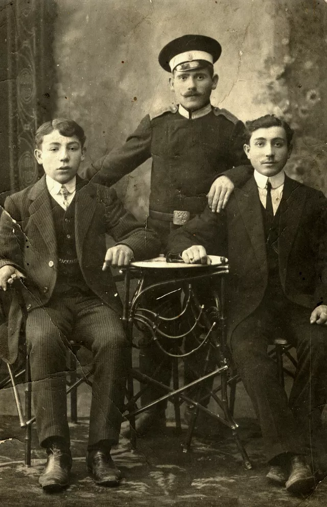 Sima Shvarts' father Yankel Shvarts with friends