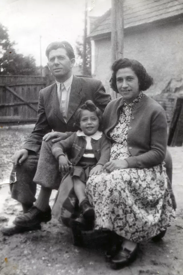 Feldmár Sándor feleségével és lányával Feldmár Sándor feleségével és lányával