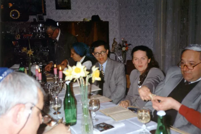 Feldmárová Irena fia, Zoli a széderasztalnál Feldmárová Irena fia, Zoli a széderasztalnál