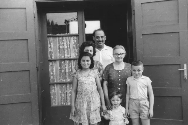 Weisz Irma az unokáival