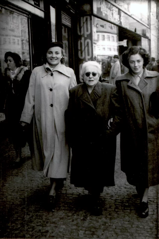 Marta Jakobovicová édesanyjával és osztálytársnõjével