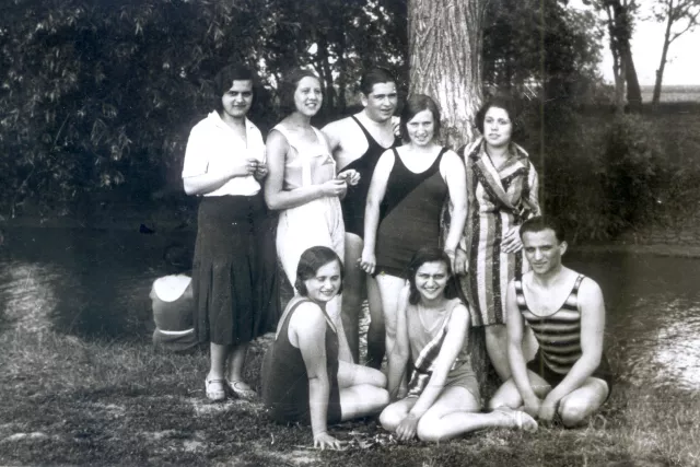 Ru'ena Hornová  strandon a barátokkal