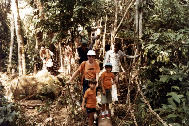 Ru'ena Hornová menye és unokái Afrikában