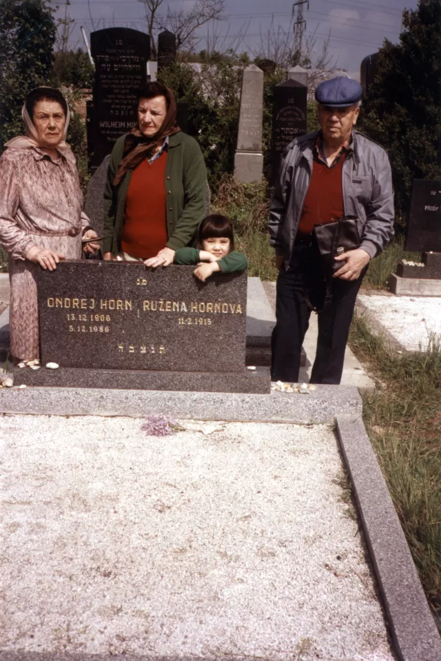 Ru'ena Hornová öccse, Dezider Friedman a temetõben