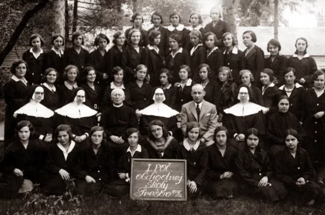 Katarina Samolovicova, Nely Gellertova and Marta Pasternakova with class-mates