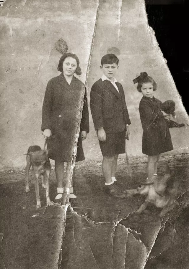 Sylvia Segenreich im Hof in Czernowitz mit ihrem Bruder Theo und Cousine Mia