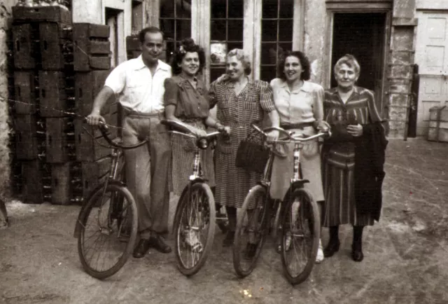 Ilona Seifert's mother Iren Riemer, sister and aunt Klara Beck going to cycle