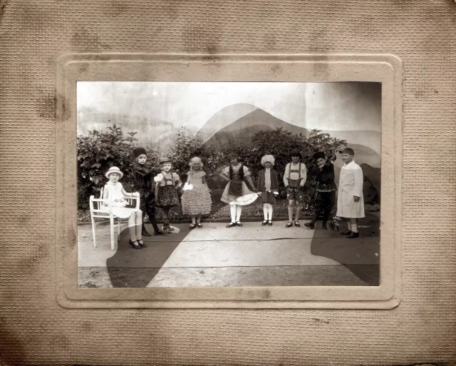 Ilona Seifert in a school performance for collecting charity