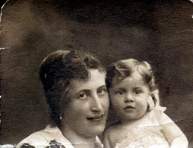 Heni Frischmann with her mother Magda Heni Frischmann with her mother Magda