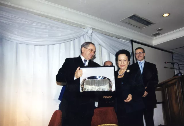 Klara Perahya presenting an award to Shapat Avyente Klara Perahya presenting an award to Shapat Avyente