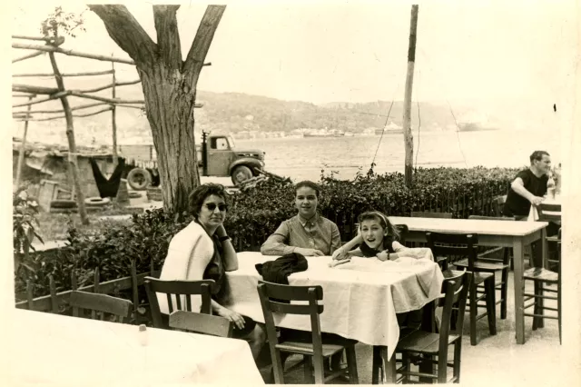 Vilma Finanser with her daughters Etel and Rozi