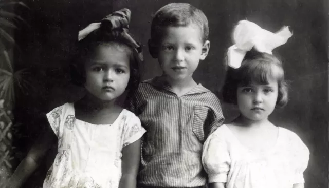 Arnold Fabrikant with his cousins Nina Patlazhan and Nina Gorodetskaya Arnold Fabrikant with his cousins Nina Patlazhan and Nina Gorodetskaya