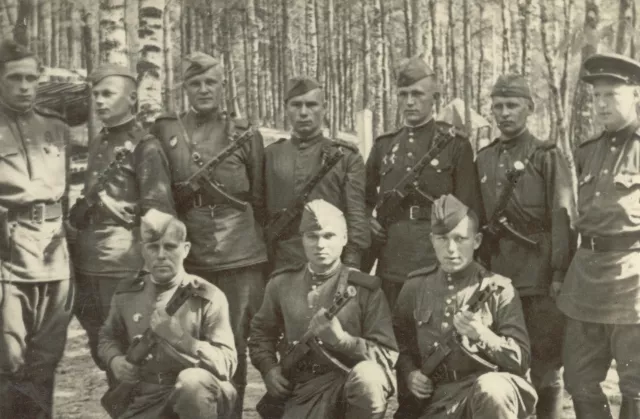 Arnold Fabrikant with his fellow comrades Arnold Fabrikant with his fellow comrades