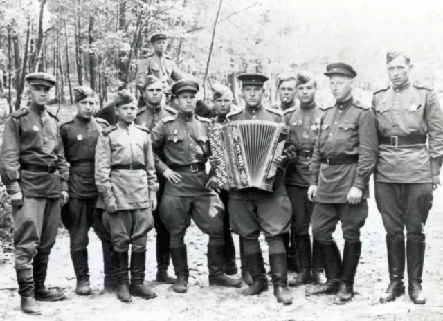 Arnold Fabrikant among the soloists of his regiment ensemble Arnold Fabrikant among the soloists of his regiment ensemble