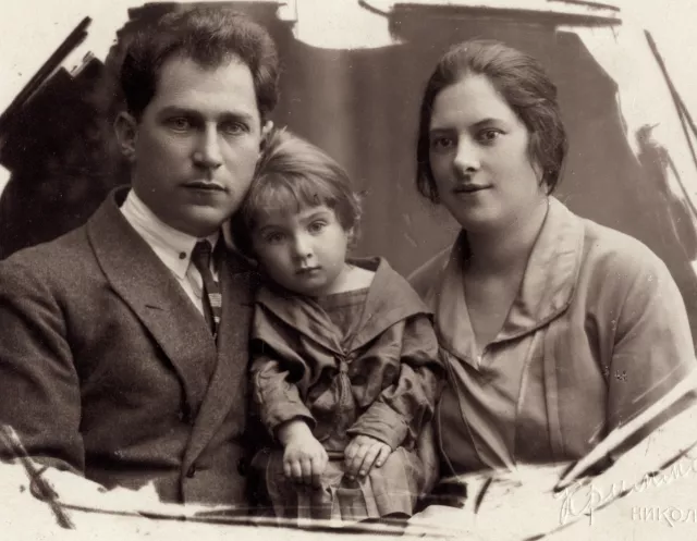 Bella Zeldovich and her parents