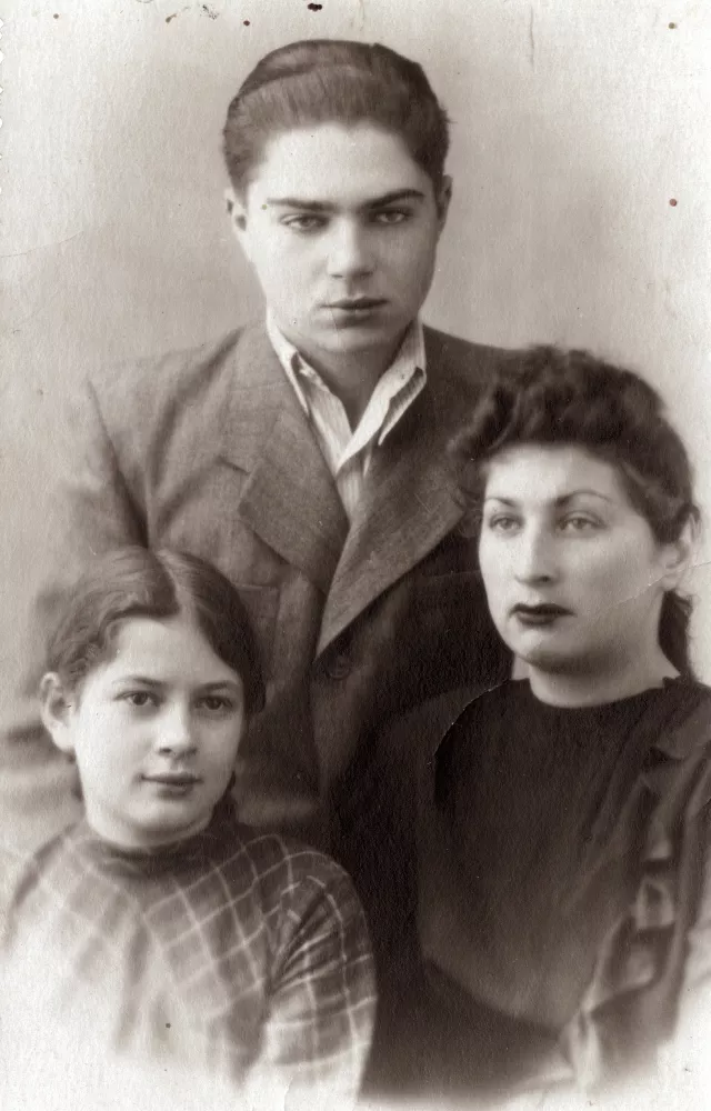 Bella Zeldovich with her siblings