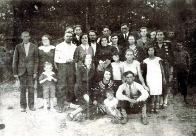 Elka Roizman's uncles Idl and Yosl Braiman with their families