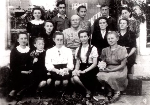 Elka Roizman with her classmates