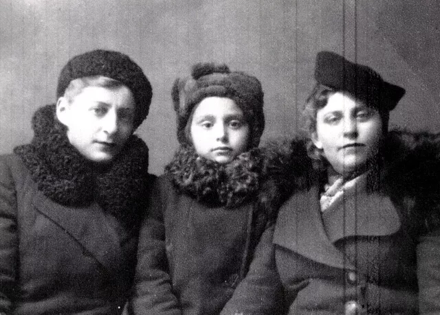 Rosa Gershenovich with her mother Elizaveta Veltman 
and cousin Dora Fridman Rosa Gershenovich with her mother Elizaveta Veltman 
and cousin Dora Fridman