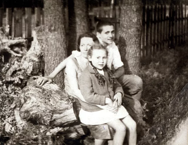 Irina Lidskaya, her mother Dina Itskovich and older brother Yura