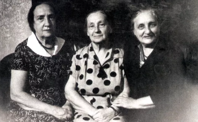 Sofia Rubinshtein with her sisters Sofia Rubinshtein with her sisters