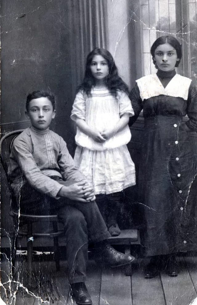 Jemma Grinberg's  father's brother Yevsey Grinberg, his sister Fania and Rosa Jemma Grinberg's  father's brother Yevsey Grinberg, his sister Fania and Rosa