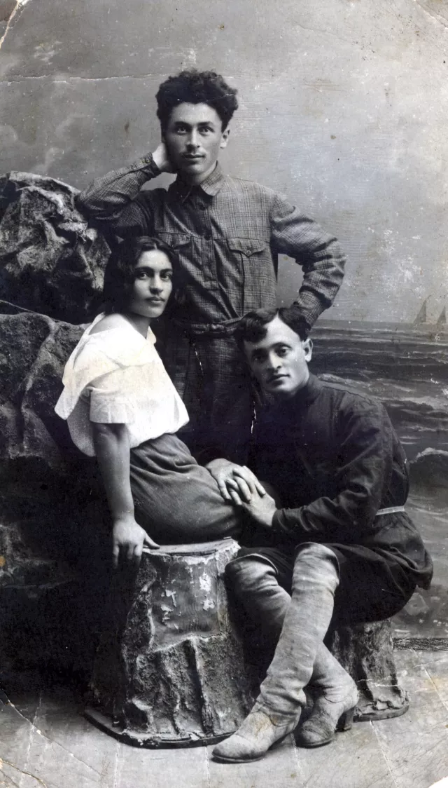 Jemma Grinberg's father Moisey Grinberg, his sister Rosa and Boris Lensky, Nehama's husband Jemma Grinberg's father Moisey Grinberg, his sister Rosa and Boris Lensky, Nehama's husband