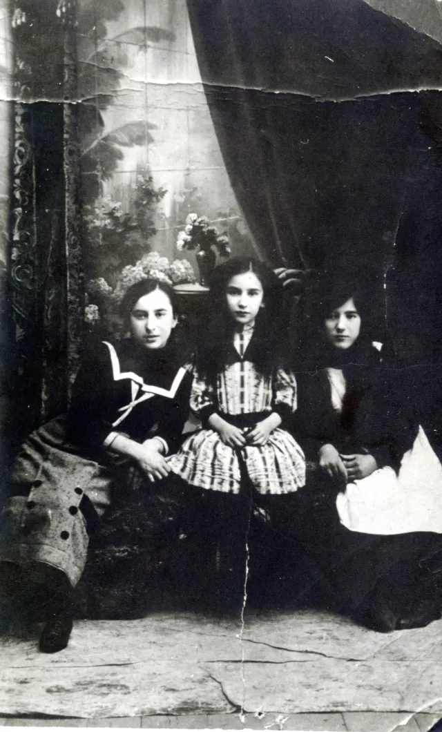Jemma Grinberg's mother Hana Deich, her sisters Nelia and Bronia Jemma Grinberg's mother Hana Deich, her sisters Nelia and Bronia