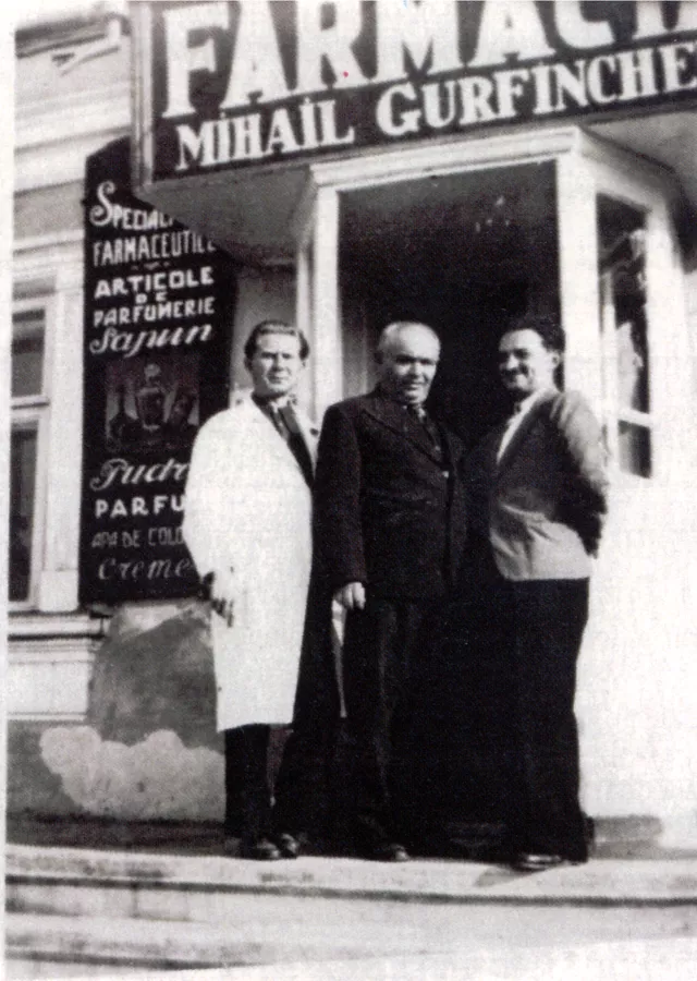 Lazar Gurfinkel's father Michael Gurfinkel, his older brother Moisey Gurfinkel and his father's employee Lazar Gurfinkel's father Michael Gurfinkel, his older brother Moisey Gurfinkel and his father's employee
