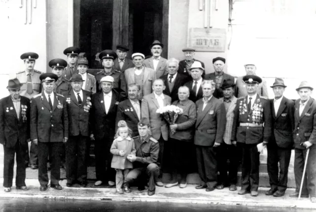 Lev Mistetskiy with comrades