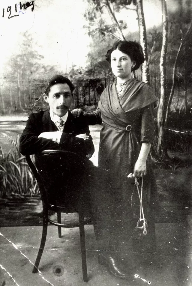 Levi-Itshak and Perl Derbaremdiker