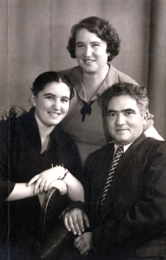 Mina Gomberg with her parents Surah and Ilia Roitman Mina Gomberg with her parents Surah and Ilia Roitman