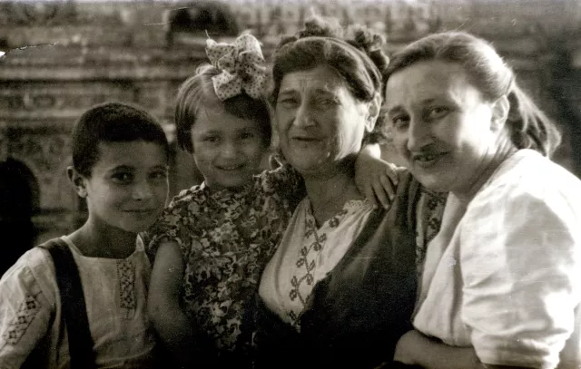 Roman Barskiy with his family: mother Bertha Kazakova, grandmother Freida and sister Elena