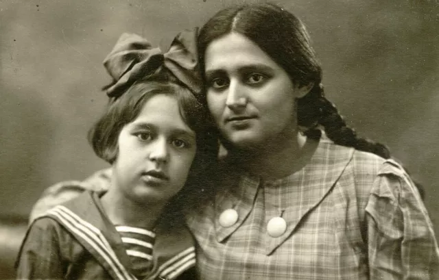 Ronia Finkelshtein with her cousin sister Vera Finkelshtein