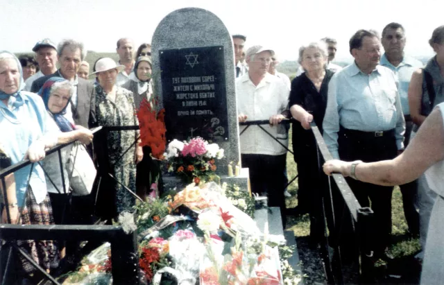 Ruvin Gitman at the dedication of a war monument