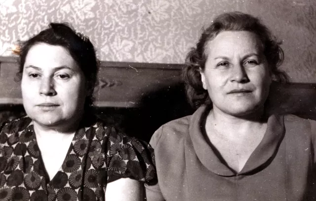 Rachel Persitz with her sister Genia Persitz