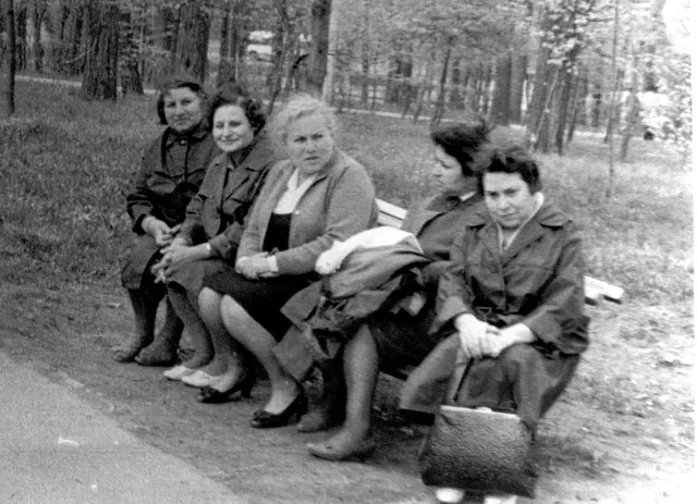 Rachel Persitz with her sister Genia Persitz and her cousins