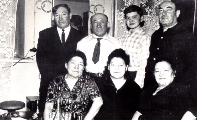 Golda Ravikovich with her siblings