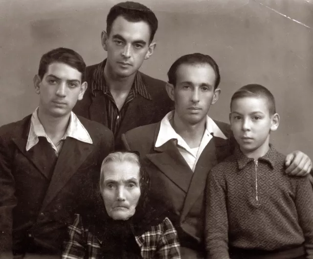 Mariam Gonopolskaya and her grandchildren
