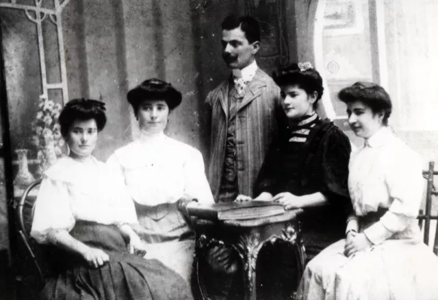 Izidor Weiss with his siblings