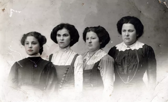 The Tsyfrinovich sisters