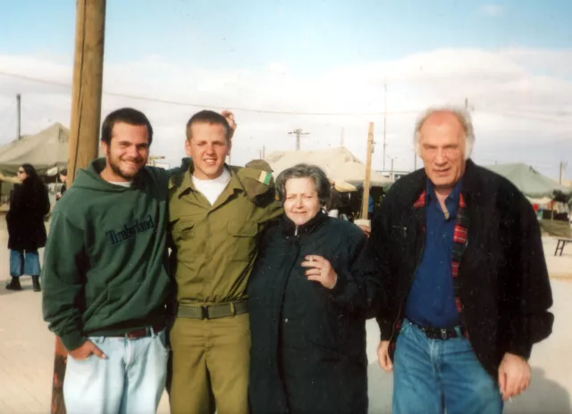 Ringel László lánya férjével és két fiával Ringel László lánya férjével és két fiával