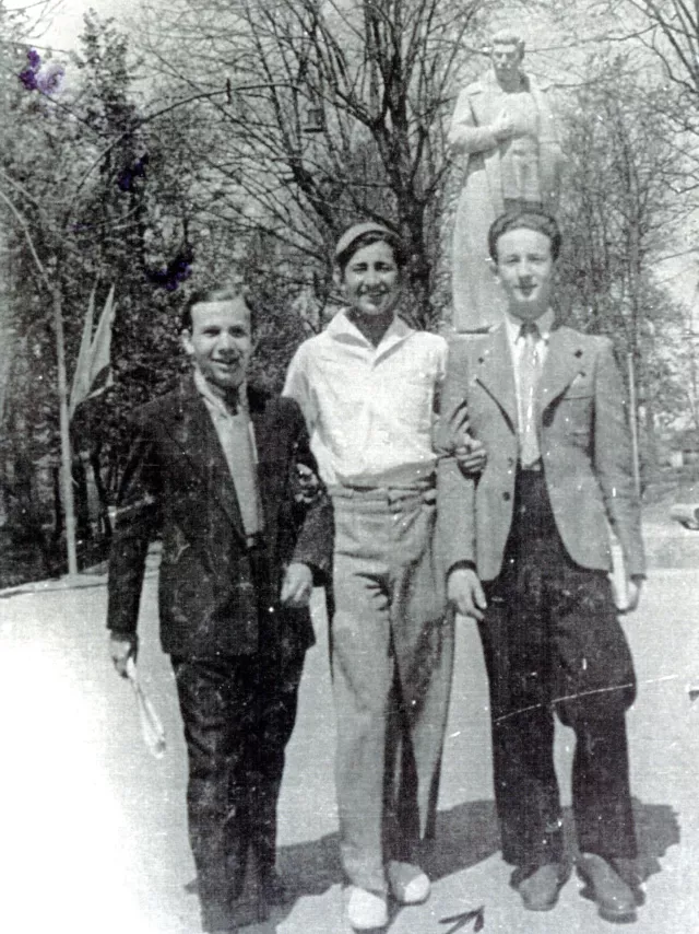 Pinia Goldberg with his friends