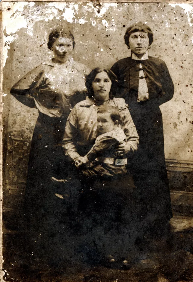 Raissa Yasvoina's mother Maria Minskovskaya and her aunts Rosa and Vera Raissa Yasvoina's mother Maria Minskovskaya and her aunts Rosa and Vera