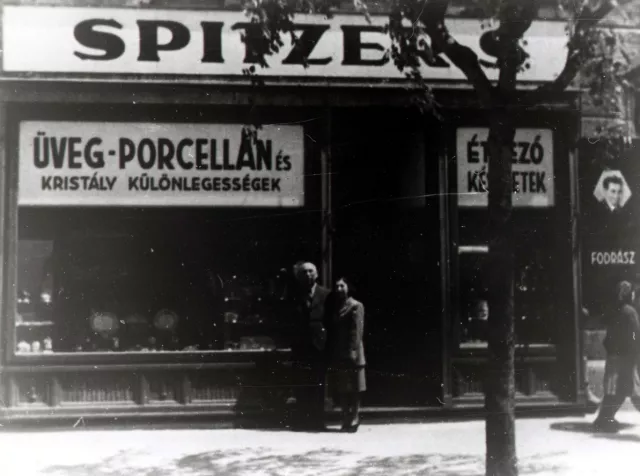 Salamon Spitzer in front of his shop
