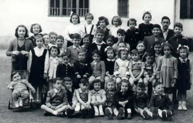 Vladislav and Miroslav Blumenberg with children of the Jewish wrestling club