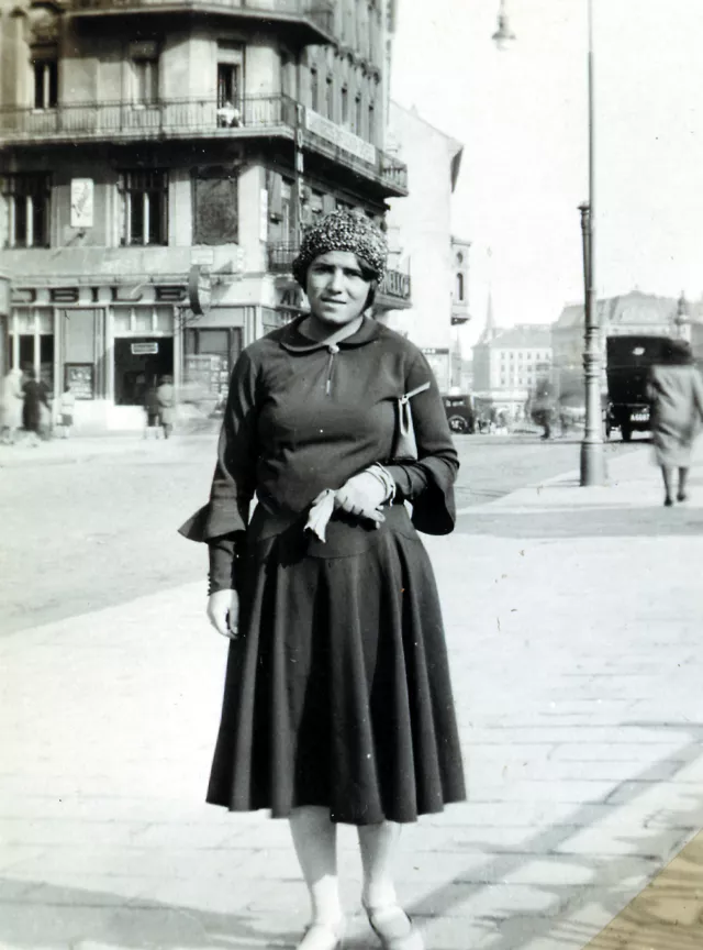 Louise in ihrem neuen Kleid